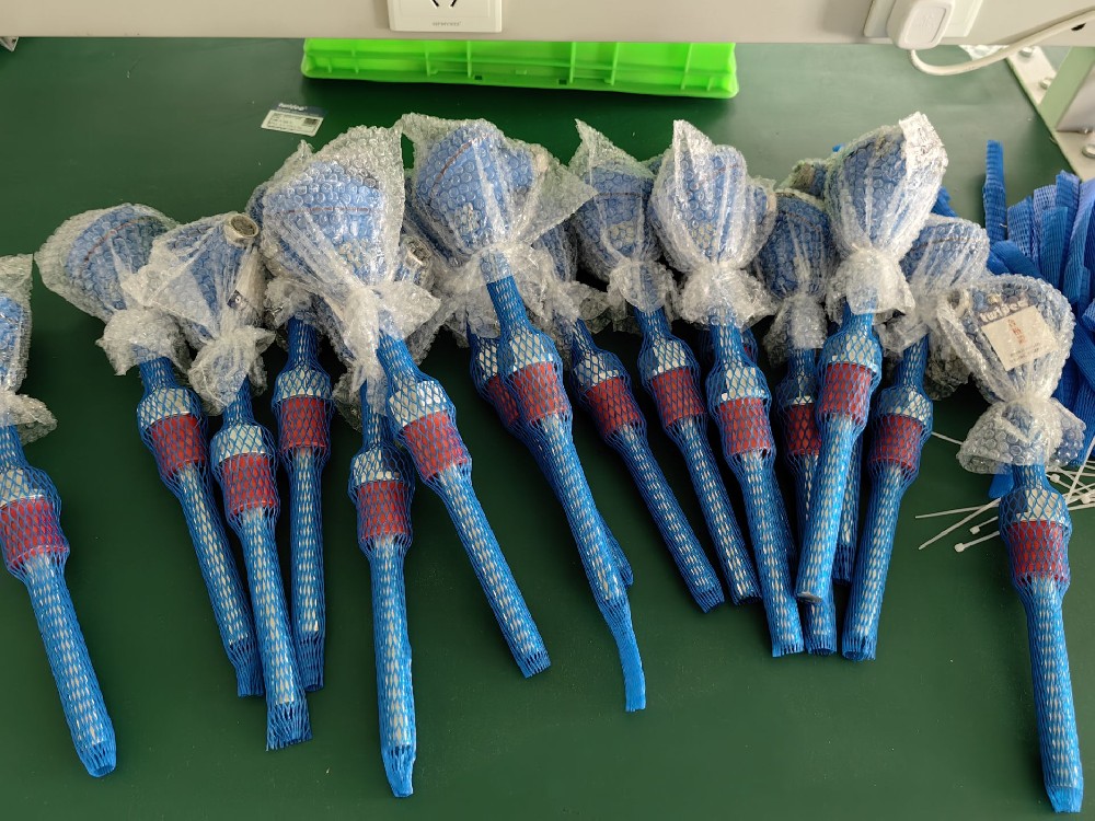 在工业自动化中，热电阻是若何与节造系统集成的，以实现温度节造和监测？