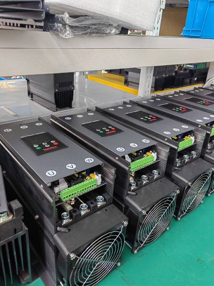 给电力调整器建设的保险丝频仍熔断，怎么判断是设备过载还是保险丝规格不合？